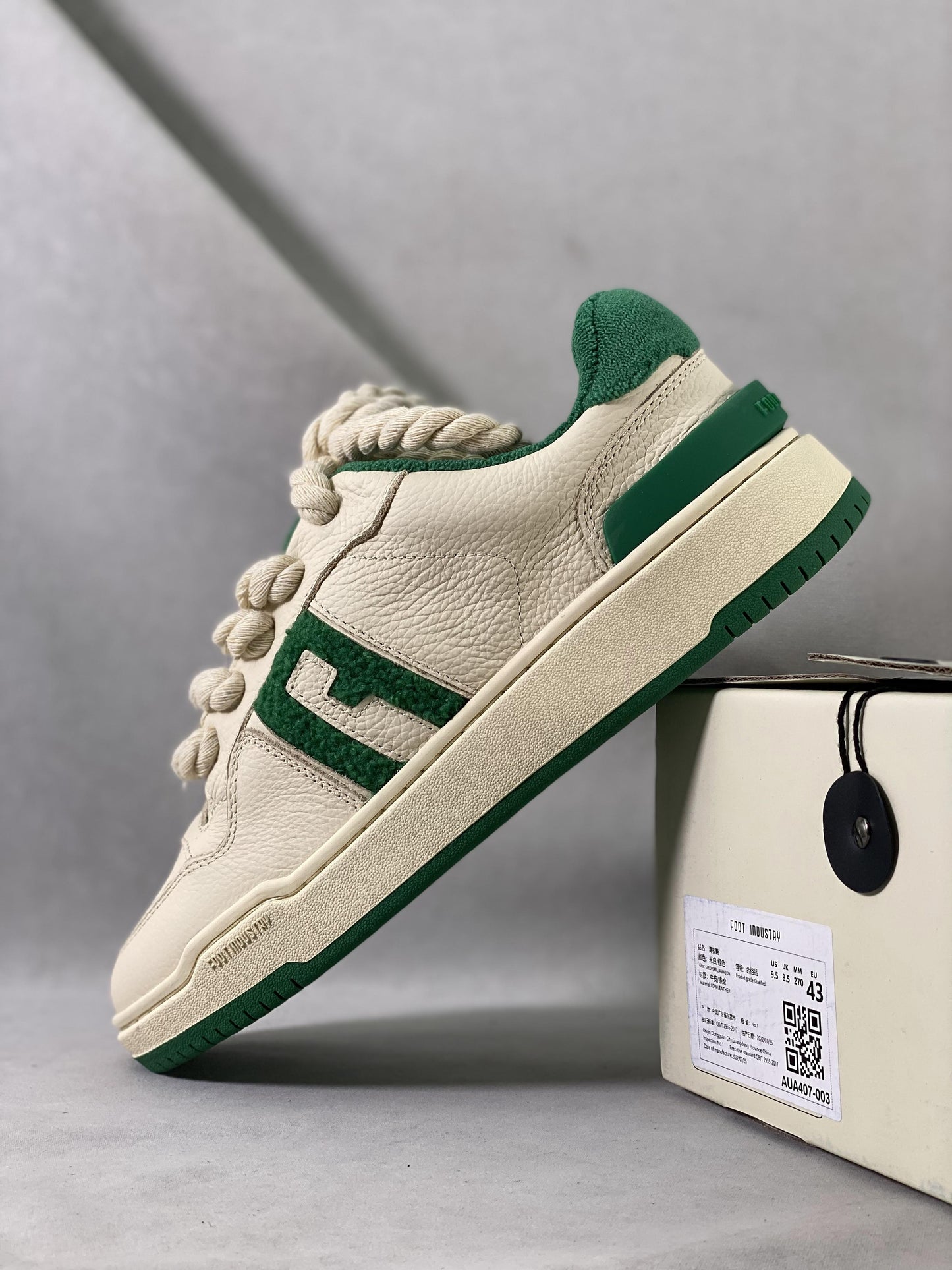 VELUXE SNEAKER