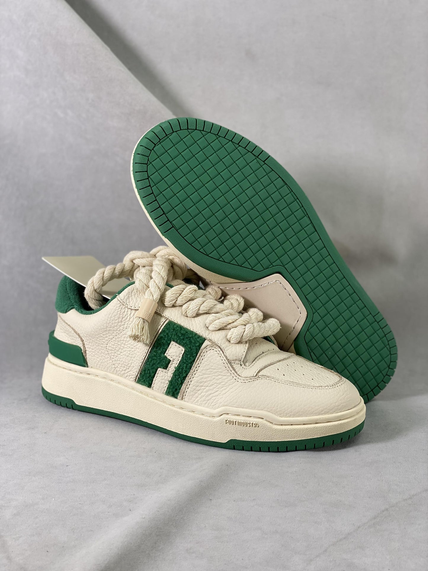 VELUXE SNEAKER
