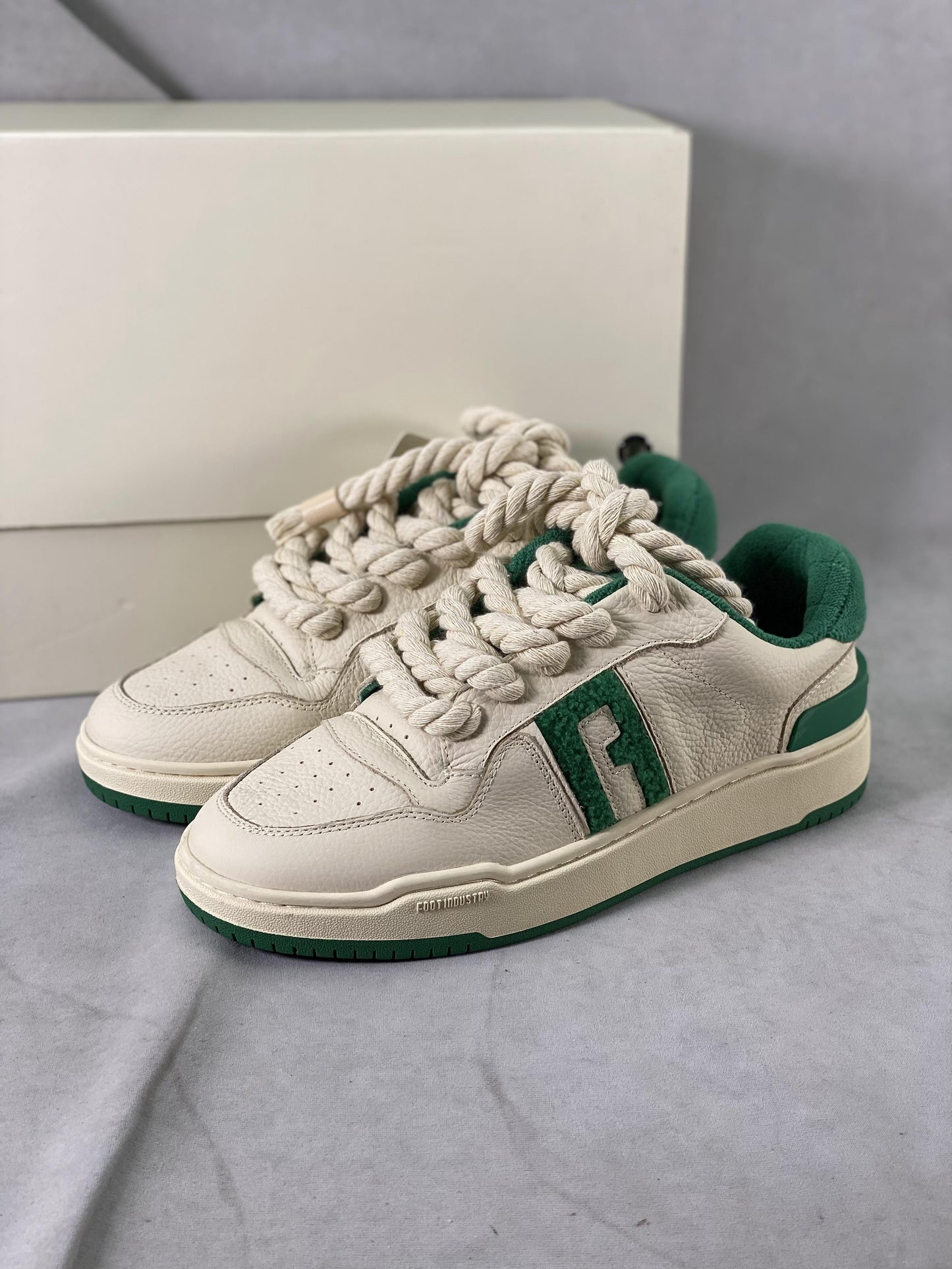 VELUXE SNEAKER