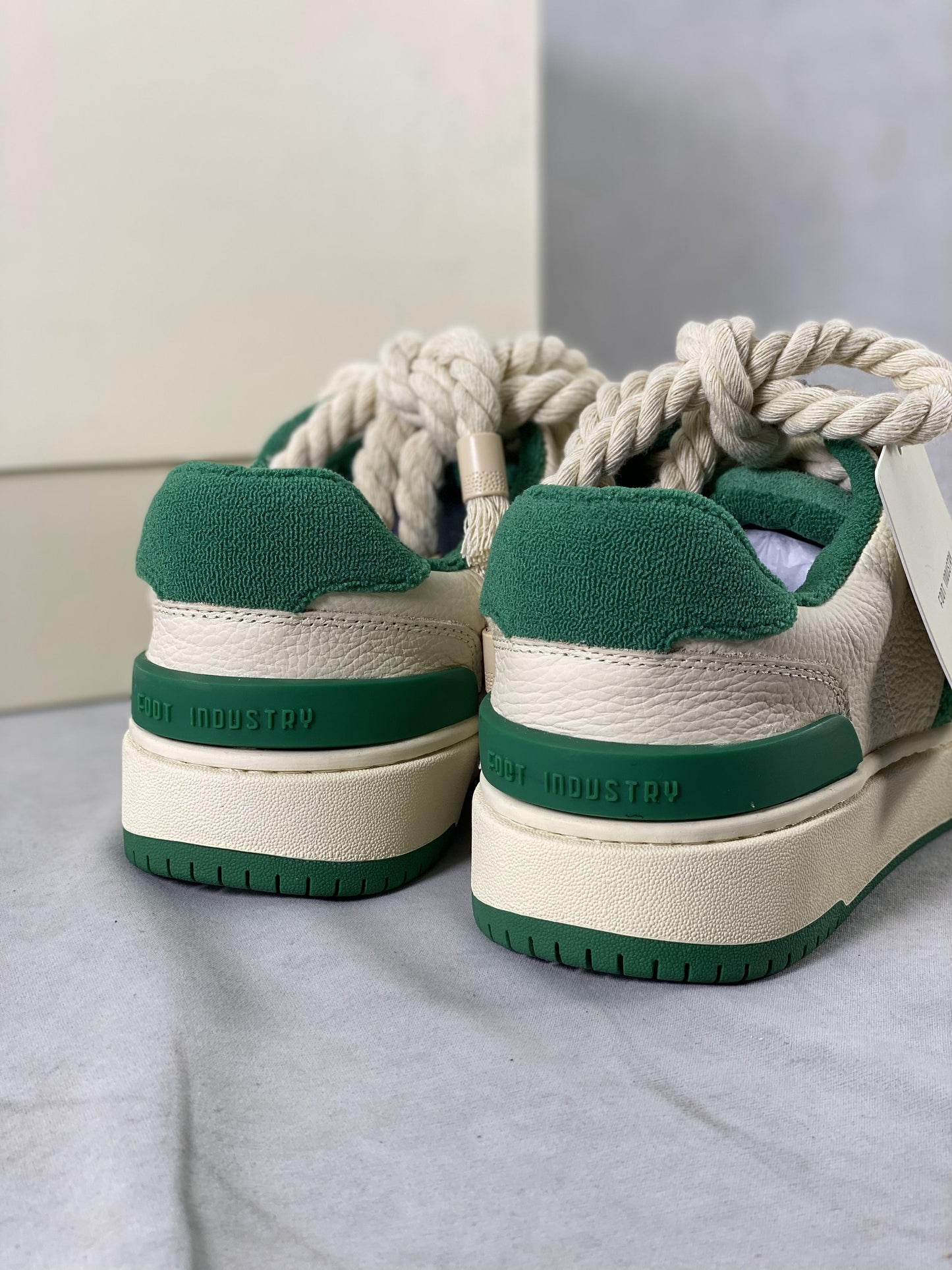 VELUXE SNEAKER