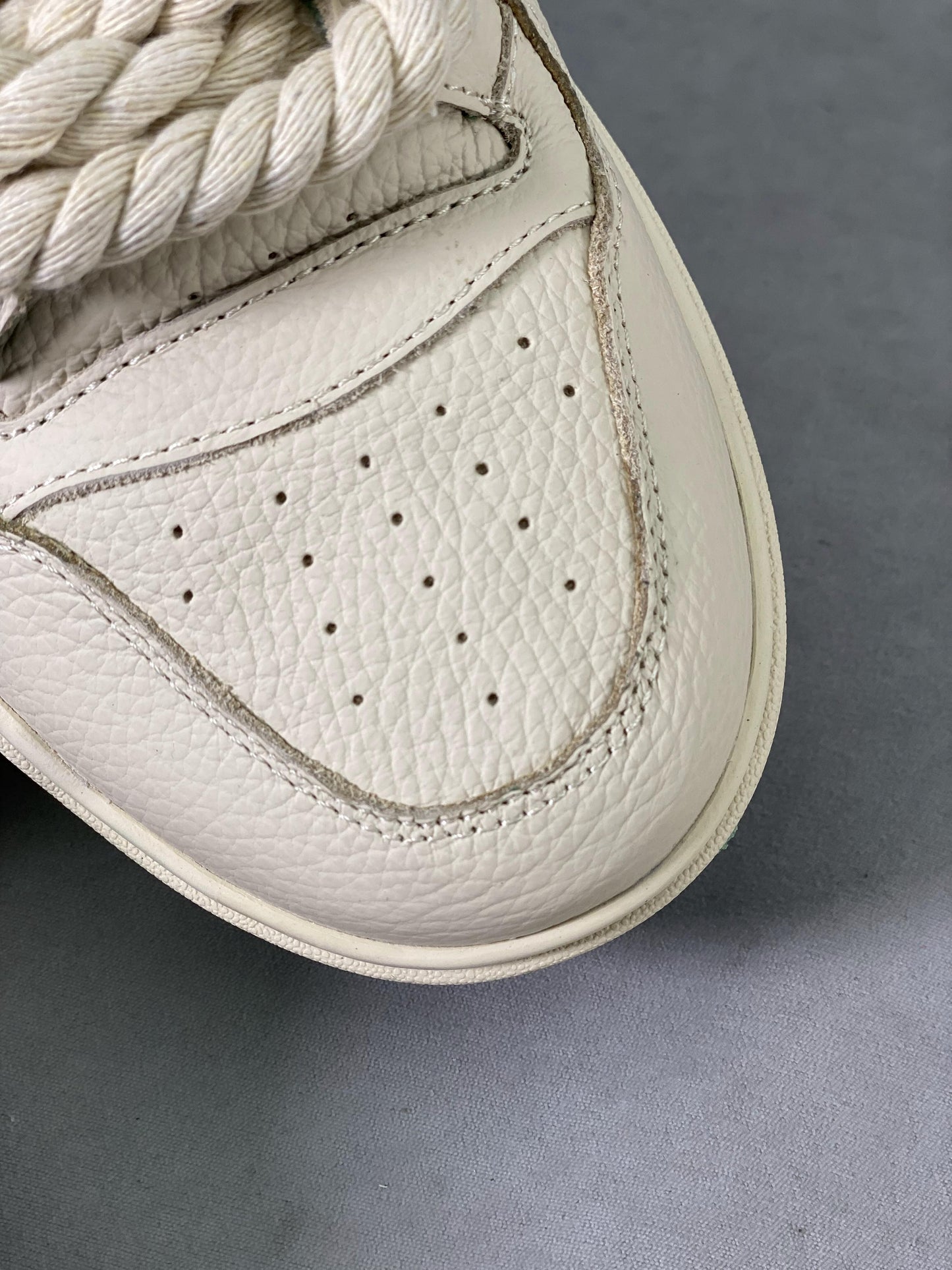 VELUXE SNEAKER